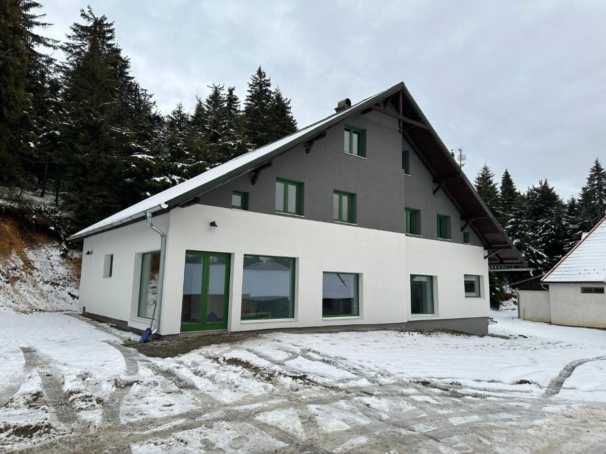 Madarasi Sportbazis Hotel Capilnita Exterior photo